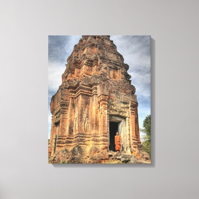 Buddhistmunk står i dörröppningen till ett tempel canvastryck (Framsida)
