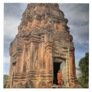 Buddhistmunk står i dörröppningen till ett tempel kakelplatta