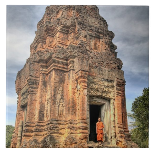 Buddhistmunk står i dörröppningen till ett tempel kakelplatta (Framsidan)