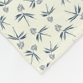 Budding Blue Grenar på grädde - sömlös mönster. Fleecefilt