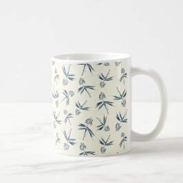 Budding Blue Grenar på grädde - sömlös mönster. Kaffemugg