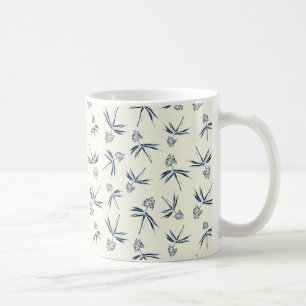 Budding Blue Grenar på grädde - sömlös mönster. Kaffemugg