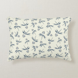 Budding Blue Grenar på grädde - sömlös mönster. Prydnadskudde