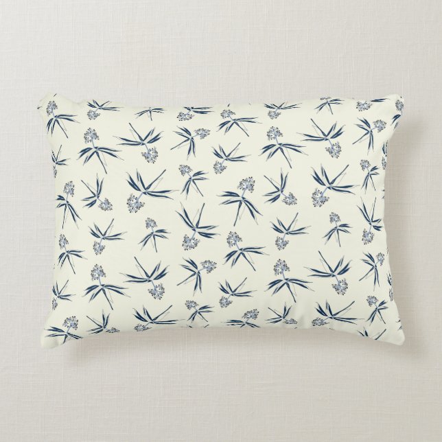 Budding Blue Grenar på grädde - sömlös mönster. Prydnadskudde (Framsidan)