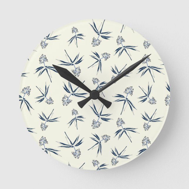 Budding Blue Grenar på grädde - sömlös mönster. Rund Klocka (Framsida)