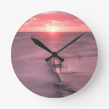 Bude tidvattens- bassängöverflöd på solnedgången,