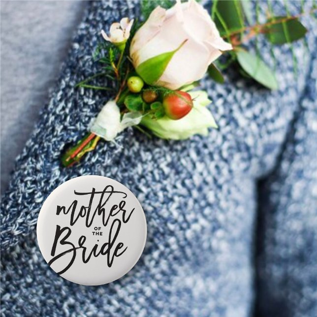 Budens mamma Bröllop Brudens sida Knapp ('Mother of the Bride' Brush Script Calligraphy Wedding Rehearsal Pin Button @ fatfatin_blue_knot)