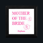 Budens mamma Bröllop Gift Rosa Blommigt  Minnesask<br><div class="desc">Designad med rosa blommigt design och textmall för namn gör detta en coola,  personlig gåva till budens mamma!</div>