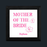 Budens mamma Bröllop Gift Rosa Blommigt  Minnesask<br><div class="desc">Designad med rosa blommigt design och textmall för namn gör detta en coola,  personlig gåva till budens mamma!</div>