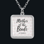 Budens mamma Bröllop Ring Mönster och Namn vid och Silverpläterat Halsband<br><div class="desc">Budens mamma Bröllop Ring Mönster och Namn Necklace.</div>