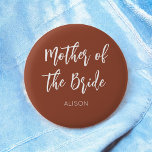 Budens mamma Brown White Bröllop Knapp<br><div class="desc">Knappen budens mamma Bröllop i Bruten Orange,  Brown och White/ Terracotta. Bra för Bröllop,  Brudens sida,  Bachelor Party Rehearsal Middag. Ta en titt på fler produkter med den här designen i samlingen nedan.</div>