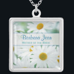 Budens mamma - halsband för vitdaisybröllop<br><div class="desc">Halsband för bröllopvitdaisy -- Budens mamma -- hedrad gästgåva. Perfekten till något att säga tackar långt dig till budens mamma (eller av brudgummen) -- älskvärda daisy för att henne ska ha på sig runt om henne den ska nacken så alla vet att hon har minnas och har uppskattat på denna...</div>