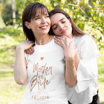 Budens mamma koppartypografi glitter namn t shirt<br><div class="desc">Glam elegant anpassningsbar t-shirt med kopparborstad handskriven som typografi och ett litet hjärta.           Enkel att anpassa med namn.           Lämpligt för trendigets moderna glamorösa brudens sida bröllop.</div>