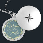 Budens mamma med Blue och Cream Löv Berlockhalsband<br><div class="desc">Detta vackra skåp är ett speciellt tillbehör designat för Budens mamma. Låset har ett klassiskt blått och grädde-färg-schema med en kräm-färgad-mönster i insidan, vilket tillför en aning elegans och naturskönhet. Det gömt budskapet inuti är en speciell beröring som kommer att göra detta skåp ännu mer meningsfullt för Budens mamma. Det...</div>