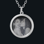 Budens mamma silverpläterat halsband<br><div class="desc">En mödrarkyss till henne dotter på henne bröllopsdag.</div>