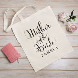 Budens mamma Svarta Personligen Bröllop Tygkasse<br><div class="desc">Bröllop i väskan har ett modernt kalligrafiskript för svartsnurrning som skrivs med elegant anpassningsbar först namn text som du kan anpassa. Se vår samordnande utformning i brudens sida!</div>