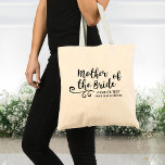 Budens mamma Tote Bag | Modern Chic Tygkasse<br><div class="desc">Budens mamma kommer att kärlek den här personligen till väskan! Ett roligt trendig-skript och en snurrande utsmyckning framför påsen och under det finns utrymme för två linjer anpassningsbar text - lägg till Budens mamma namn, bröllop datum, plats osv. Tidslös och klassisk, men ändå chic och snyggt. . . - perfekt...</div>