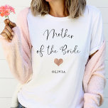 Budens mamma | Trendig och hjärta T Shirt<br><div class="desc">Den vackra skjortan för snyggt till budens mamma har ett handskript i trendiget i svart,  med ett litet utseende från ro guld och en plats för hennes namn.</div>
