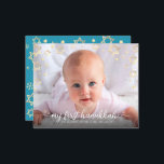 Budget 1:a Hanukkah Foto Guld Stjärna av David Kor<br><div class="desc">"Min första Hanukkah." En lekfull visuell med falska guldbladsflingor, Davidsstjärnor och vit handskriven scripttypografi, överlagd på ditt valda foto, hjälper dig att ta emot Hanukkah och nyår. På baksidan överlagrar ytterligare falska champagne-guldflingor en mjuk, turkosblå bakgrund. Känn värmen och glädjen under semestern när du skickar detta stilrena och moderna personliga...</div>
