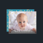 Budget 1:a Hanukkah Foto Guld Stjärna av David Kor<br><div class="desc">"Min första Hanukkah." En lekfull visuell med falska guldbladsflingor, Davidsstjärnor och vit handskriven scripttypografi, överlagd på ditt valda foto, hjälper dig att ta emot Hanukkah och nyår. På baksidan överlagrar ytterligare falska champagne-guldflingor en mjuk, turkosblå bakgrund. Känn värmen och glädjen under semestern när du skickar detta stilrena och moderna personliga...</div>