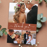 Budget 3 Photo Terracotta Script Bröllop Tack Vykort<br><div class="desc">Eleganten Budget Boho Snyggt Hand lät skript 3 Photo Collage Terracotta Bröllop Tack-vykort användas. Minimalistiskt tack för bröllop, med en kortmall med 3 foton på framsidan och ett foto på baksidan. Med texten "Tack" i ett glatt, stavat skrivstil med svan och litet kärlek-hjärta på bakgrunden av den ärliga terracotta färg....</div>