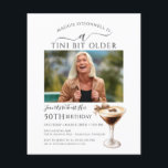 BUDGET 50-årsfirande Foto Espresso Martini-inbjuda<br><div class="desc">Födelsedagsfirarens foto står i centrum för denna trendiga martini-födelsedagsinbjudan. Elegant och chic design med en espresso martini. En söt bow tillför en feminin touch. All text är redigerbar.</div>