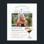 BUDGET 50-årsfirande Foto Espresso Martini-inbjuda<br><div class="desc">Födelsedagsfirarens foto står i centrum för denna trendiga martini-födelsedagsinbjudan. Elegant och chic design med en espresso martini. En söt bow tillför en feminin touch. All text är redigerbar.</div>