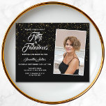 Budget 50 och Uppmaning till Fabulous Guld Glitter<br><div class="desc">Vänner och familj i inbjudan till 50:e födelsedagsfesten med denna inbjudan till chic och elegant. Den har svart bakgrund och vit snyggt i guld glitter. Du kan enkelt ersätta fotot med ett eget och anpassa informationen.</div>