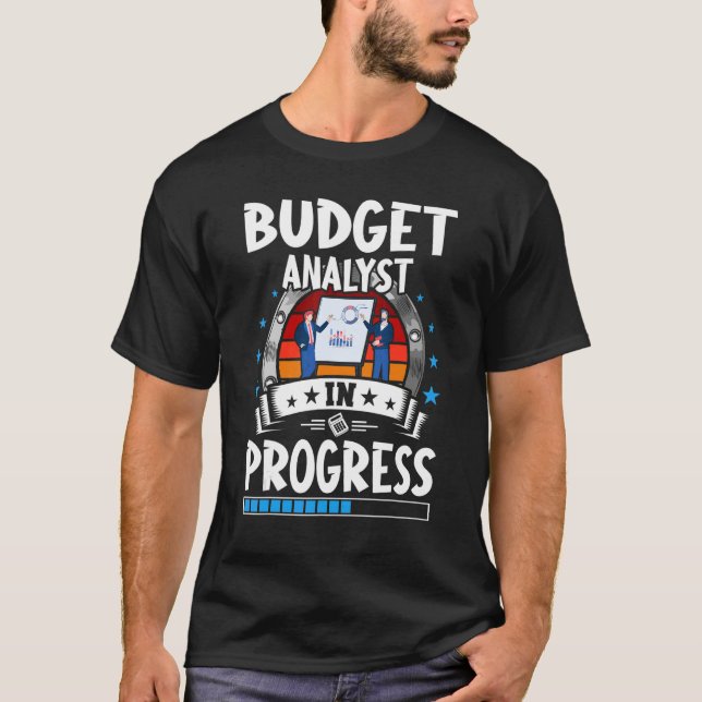 Budget Analyst In Progress Trainee Student T Shirt (Framsida)
