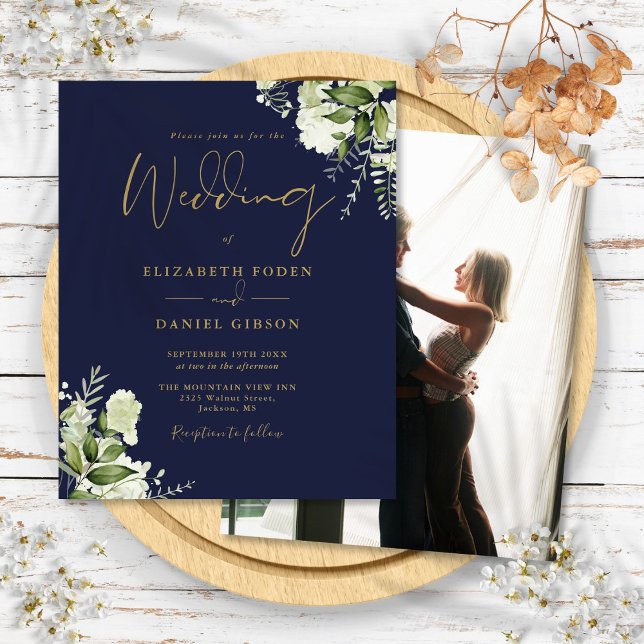 Budget Blommig Marinblå Guld Foto Bröllopsinbjudan (Budget Floral Navy Blue Gold Photo Wedding Invite)