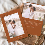 Budget Burnt Orange Wedding Photo Thank You Cards Flygblad<br><div class="desc">Budgetera Bränn Orange Bröllop - tack för att du har ett foto på framsidan och baksidan. Tack-korten innehåller en modern handskriven kursiv skripttypografi som är elegant,  enkel och modern till använda efter att du minimalistiskt enkelt bröllopsdag firande.</div>
