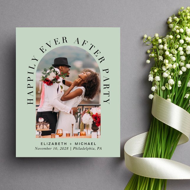 Budget Foto Sage Grön Bröllopsmottagning Inbjudan (Celebrate your love story with an invitation showcasing your favorite photo in an elegant arch frame)