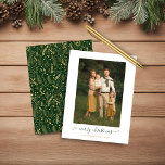 BUDGET Grönt Guld Simple God jul Photo<br><div class="desc">BUDGET Grönt Guld Simple Script Modern God jul Photo Helgdag Card med dina favoritfoton och ett enkelt, men ändå elegant-skript God jul hälsning. Baksidan är försedd med en festlig, men elegant mönster av guld-folie stil löv, gräs och annan botanisk grey på vintern med grönt i skogen. Perfekt för dina helgdagskort...</div>