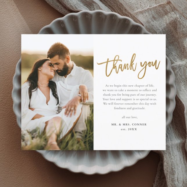 Budget Guldmanus skript 2 Foto Bröllop Tacksamhets (Modern gold script wedding photo budget thank you card.)