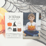 Budget Halloween Friends Modern Boy Birthday Photo<br><div class="desc">Den här moderna designen har födelsedagspojkens namn i stort huvudstad brev i ett av mina favoritdekorativa typsnitt, nedanför, så visas hans ålder i söt manustypografi. Under, i mitten på kortet, finns det 6 Halloween-vänner: en pumpa, en vampyr, en häxhatt, en svart katt, ett spöke och en varulv! De illustreras alla...</div>