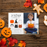 Budget Halloween Friends Modern Boy Birthday Photo<br><div class="desc">Den här moderna designen har födelsedagspojkens namn i stort huvudstad brev i ett av mina favoritdekorativa typsnitt, nedanför, så visas hans ålder i söt manustypografi. Under, i mitten på kortet, finns det 6 Halloween-vänner: en pumpa, en vampyr, en häxhatt, en svart katt, ett spöke och en varulv! De illustreras alla...</div>