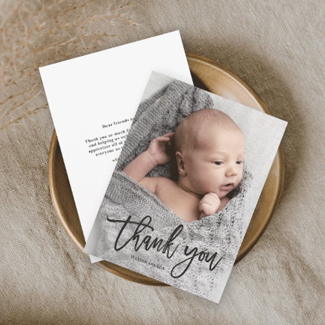 Budget Handskriven Foto Baby Tackkort (Simple photo baby thank you card with modern handwritten script typography overlay.)