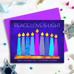Budget Hannukah-ljus Fred Kärlek Ljus Blå Kort<br><div class="desc">”Fred, kärlek & ljus.” En lekfull, modern och konstnärlig illustration av bohemiska mönsterljus i en menorah hjälper dig att ta emot högtiden Hanukkah. Olikfärgade blå ljus med färgrika falska foliemönster över en rik djupblå texturerad bakgrund. Falskt varmrött lila diamantmönsterfolie på en blåklintsblå bakgrund för baksidan. Känn värmen och glädjen under...</div>