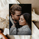 Budget Modern Calligraphy Script Two Photo QR-kod Spara Datumet<br><div class="desc">Budget Modern Calligraphy Script Two Photo QR Code Save the Date har en fet och modern kalligrafi på ett utfallsfoto av fullt. Ett ytterligare foto på baksidan,  tillsammans med en QR-kod för webbplatsen bröllop.</div>