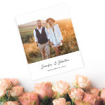 Budget Modern Chic Photo Verti W Spara datum V2 Flygblad<br><div class="desc">Minimalistisk, modern och Chic var inspirationen till detta Spara datumet med ditt foto och ett svart och vitt tema. Spara pengar med den här budgetversionen. Det är underbart för Vår, Summer Bröllop, Beach Weddings, Boho, Fallbröllop, Rustic Bröllop, Winter Weddings och mer. Det är anpassningsbar som har gjorts och som är...</div>