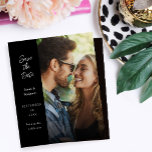 Budget Modern fotot & sida Spara datum - svart<br><div class="desc">** SATIN PAPPER ÄR PAPPERT. UPPGRADERA PAPPRA FÖR EN TEKER-PAPPER. HAR ETT ALTERNATIV FÖR ENVELOPES. *** Spara pengar på inbjudningar med denna mindre inbjudan som har ett alternativ för kuvert. Hämta redot för gästerna till bröllop med ditt moderna foto- och sidvänliga Spara datum - svarta inbjudningar. Vill du ha en...</div>