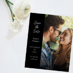 Budget Modern fotot & sida Spara datum - svart Flygblad<br><div class="desc">****** MATTEN PAPPER ÄR TUNG. UPPGRADERA FÖR EN PAPPER. INGA ENVELOPES INGÅR. KONTROLLERA LÄNKEN NEDAN FÖR KORT LAGRAR, TEKNIKKORT. KORT LAGRAR HAR TEKNIKKORT ETT ALTERNATIV FÖR ENVELOPES ELLER INKLUDERAR DEM******** Inga kuvert, papper flygblad. Spara pengar på formella inbjudningar med denna pappra inbjudan. Hämta redot för gästerna till bröllop med ditt...</div>