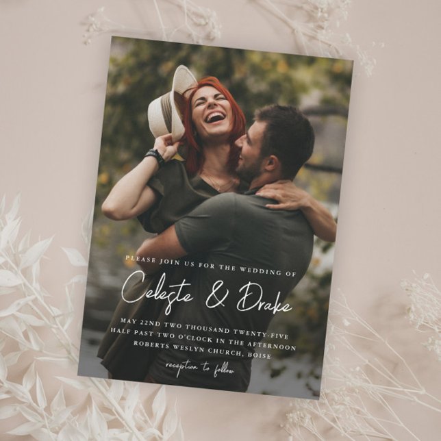 Budget Modern Script Bröllopsinbjudan med Foto (Modern Script Names Budget Photo Wedding Invitations.)