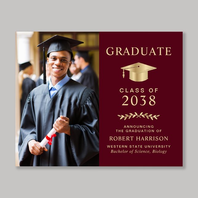 Budget Photo Burgundy Guld Studenten meddelande (An elegant college graduation announcement to celebrate the graduate's achievements)