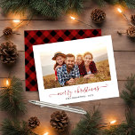BUDGET Red Buffalo Play Script-julfoto<br><div class="desc">BUDGET Red Buffalo Play Script God jul Photo Helgdag Card med ditt favoritfoto och ett enkelt skript med eleganten God jul hälsning. Baksidan är försedd med en festiv och rustik buffelkontroll på mysiga vinterrött. Perfekt för dina helgdagskort i år! **Vårt papper i BUDGETEN är mindre, ljusare och känsligare, men ändå...</div>