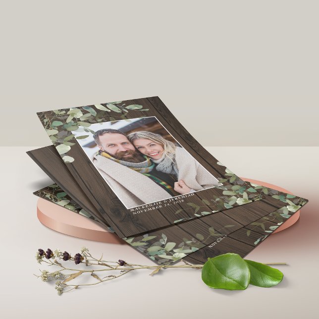 BUDGET Rustic Wood Eucalyptus Photo Save Date Flygblad (Skapare uppladdad)