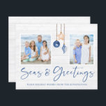 Budget Seas and Hälsning Beach Wood Helgdag Photo<br><div class="desc">Budget Seas och Hälsning Seashell Ornament på Helgdag Kustvedjor Fotopulkort med havets marinblå och sandig snäcka prydnadsföremål som hänger från segeljute på markträd med elegant typografi. Lägg till två av dina foton och ett personligt meddelande för ett enkelt helgdag för roligt som är enkelt att redigera och skicka! **Vårt papper...</div>