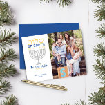 Budget Shalom Peace on Earth Hanukkah Photo<br><div class="desc">Budgeterat Shalom Peace on Earth Hanukkah Helgdag Foto Card! Skicka det här kortet till vänner och familj den här helgdag och värm deras andar med ljus. Silver-menorah med blå text och guld i Shalom (i hebreiska) på jorden. Enkel att anpassa med ditt namn och din bild. Enkel att anpassa med...</div>