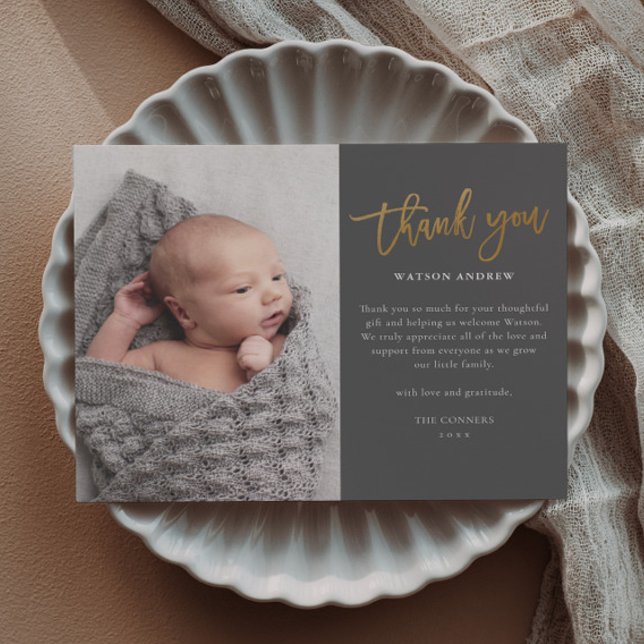 Budget Skript Foto Baby Tackkort (Modern gold script budget baby photo thank you cards.)