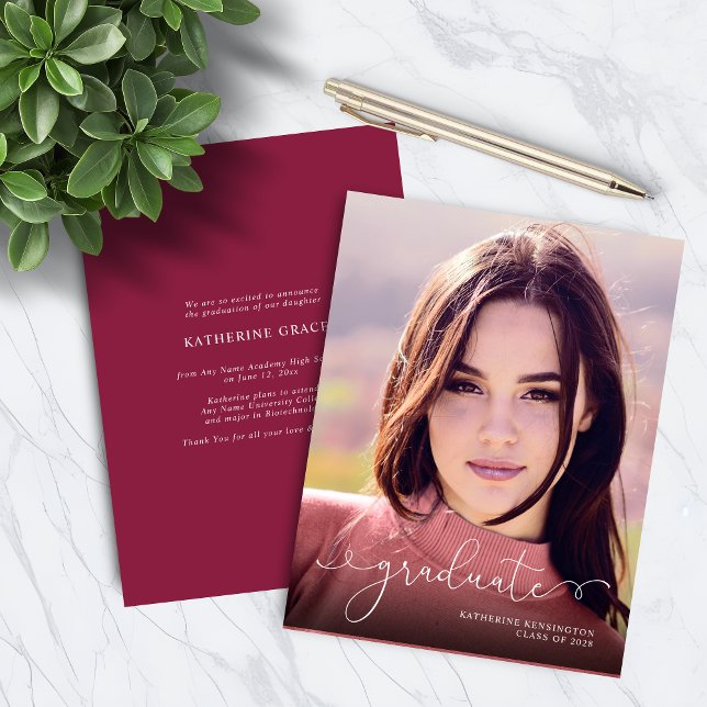 BUDGET-skript Foto Burgundy Maroon Studenten (BUDGET Script Photo Burgundy Maroon Graduation Invitation Announcement)